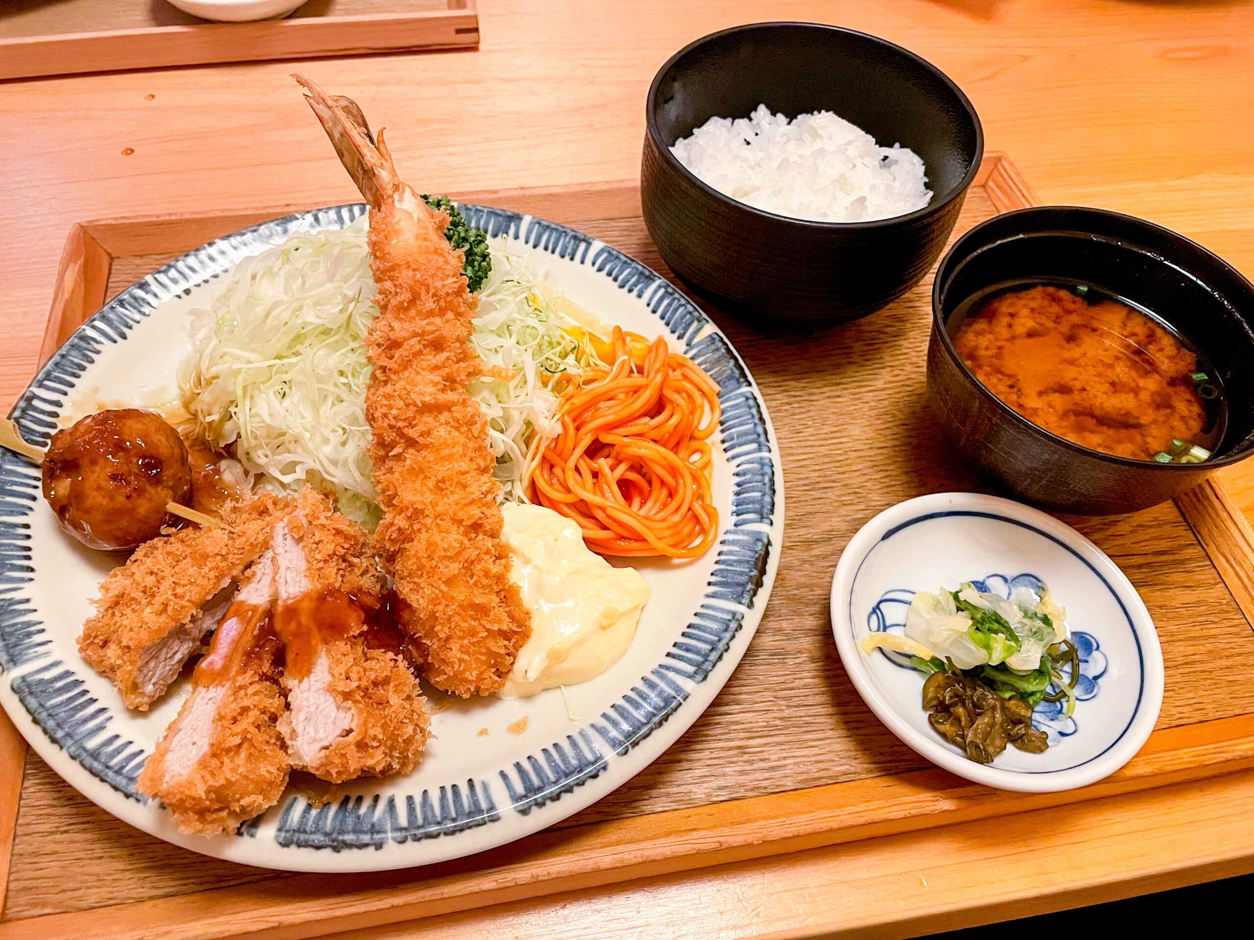 網站近期文章：【銀座豬排】銀座梅林豬排本店 未開店先排隊  豬排套餐白飯高麗菜絲皆可續
